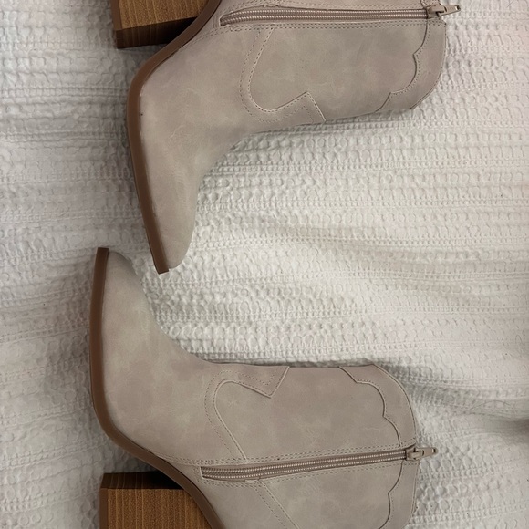 Boots - Picture 2 of 4